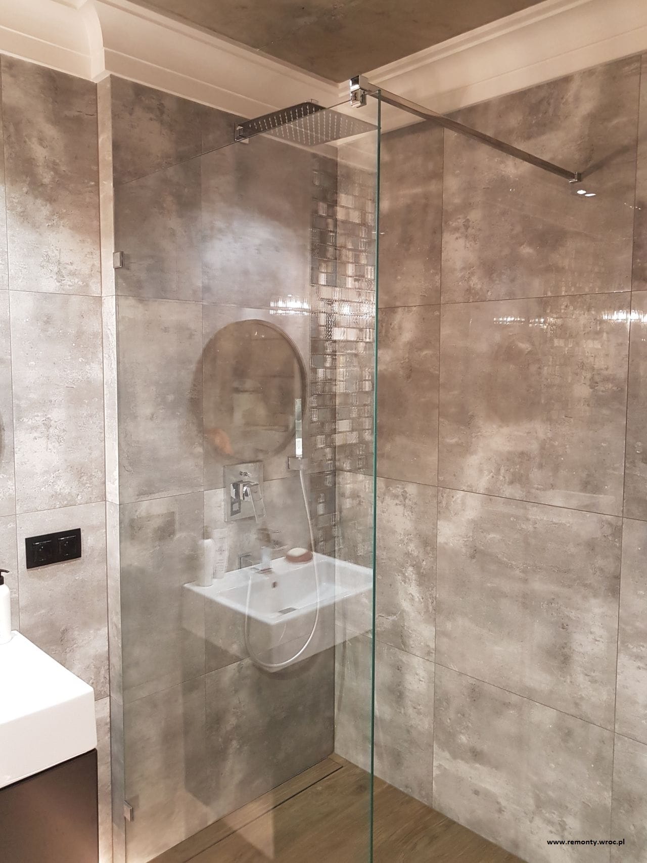 Łazienka po kompleksowym remoncie we Wrocławiu – prysznic walk-in i wielkoformatowa glazura